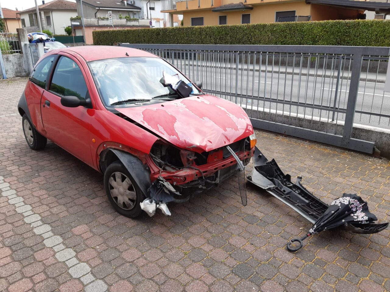 Moto centrata da un’auto percorre 120 metri senza il conducente disarcionato