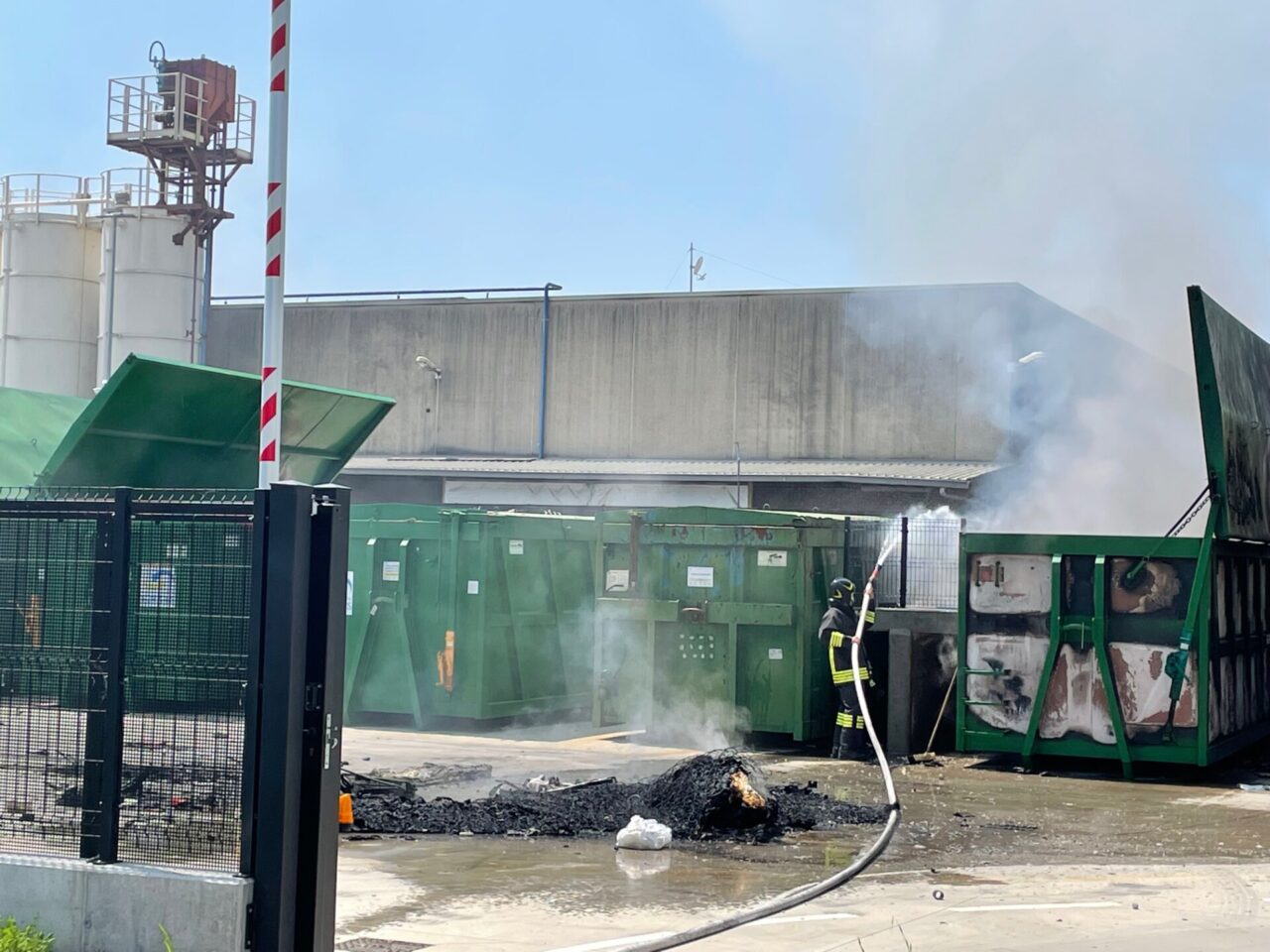 Incendio all’ecocentro comunale, l’intervento dei Vigili del fuoco