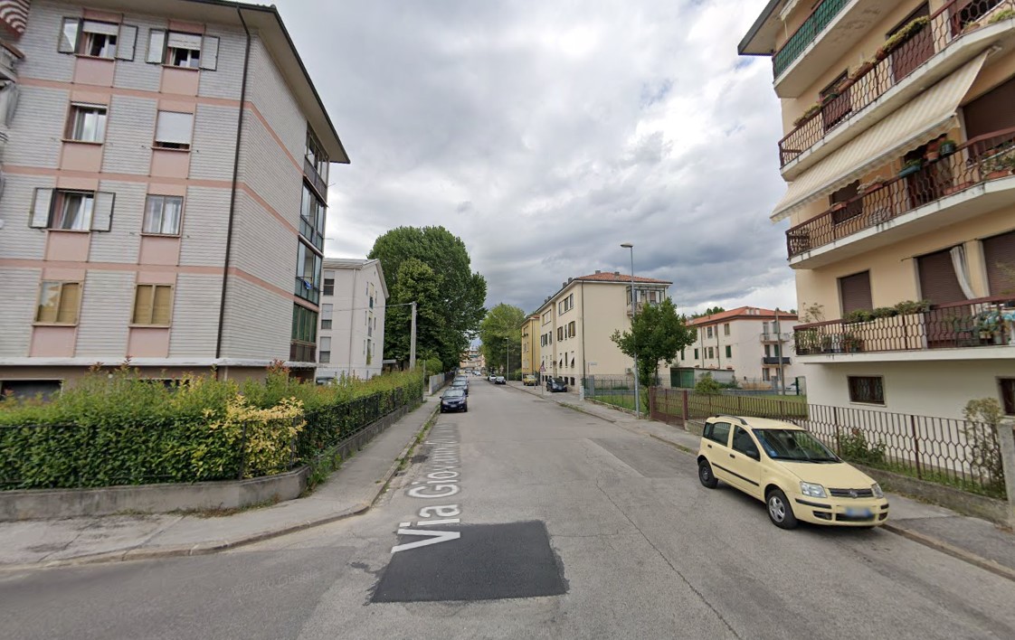 Preso a sediate in faccia dai rapinatori ma la denuncia se la becca lui