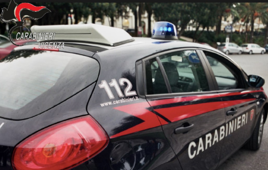 La ex e la suocera minacciano di mandare le sue foto hard con la nuova amante al marito di lei