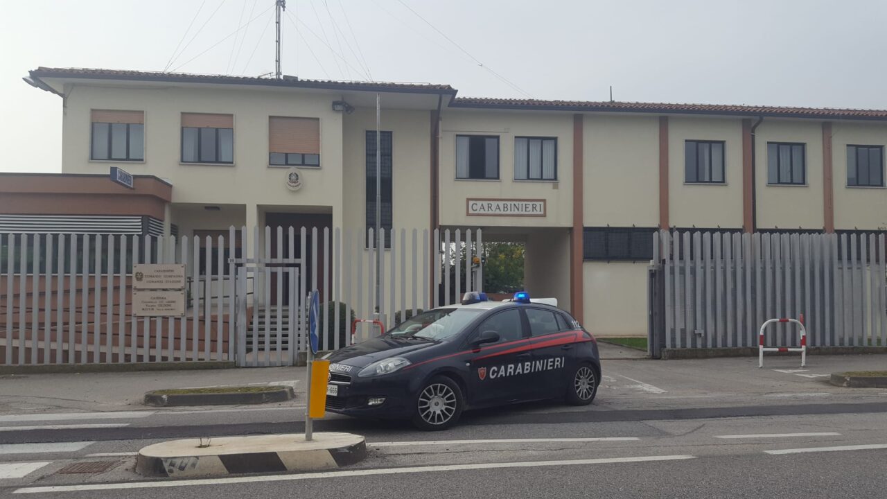 Maltratta la moglie (nonostante l’ordine di allontanamento) e morde i Carabinieri