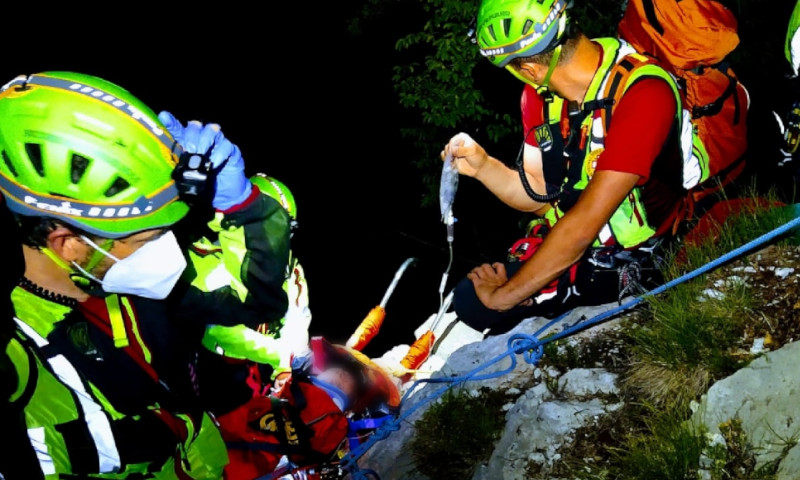 Il cane si impaurisce e lui scivola per 30 metri tra le rocce