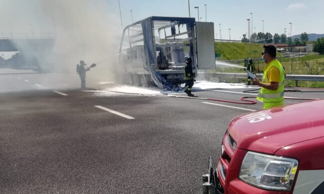 Paura in A4 prima dell’uscita di Montecchio, camion prende fuoco: autostrada chiusa
