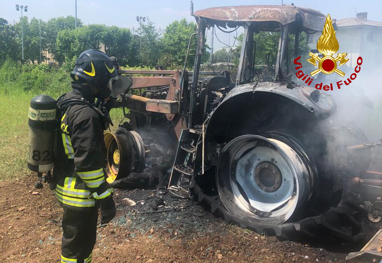 Fumo nella cabina, l’agricoltore scende appena in tempo dal trattore in fiamme