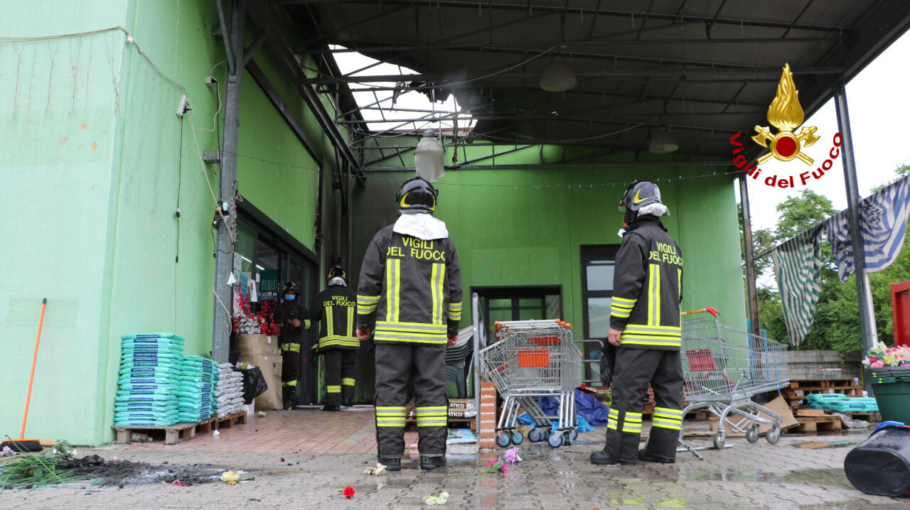 Grande magazzino in fiamme, paura a Longare