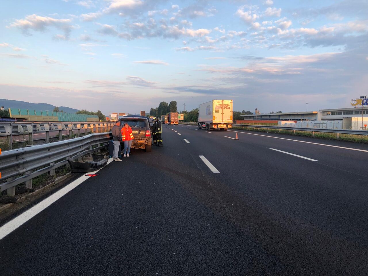 Incidente all’alba in autostrada, auto schiacciata contro il guard-rail: due feriti