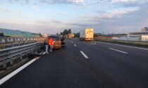 Incidente all'alba in autostrada, auto schiacciata contro il guard-rail: due feriti
