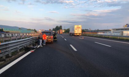 Incidente all'alba in autostrada, auto schiacciata contro il guard-rail: due feriti