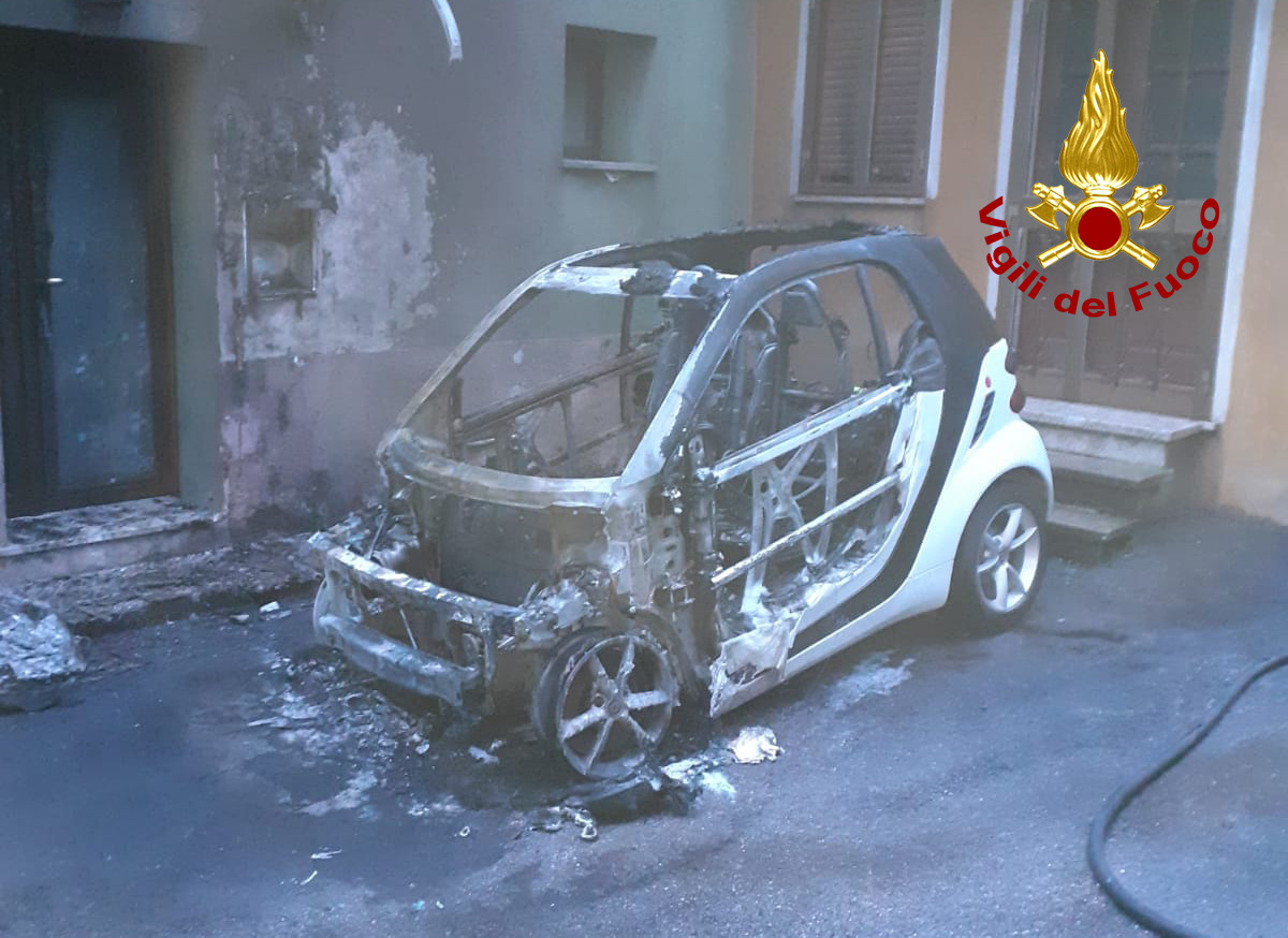 Smart divorata dalle fiamme a Solagna, paura nella notte