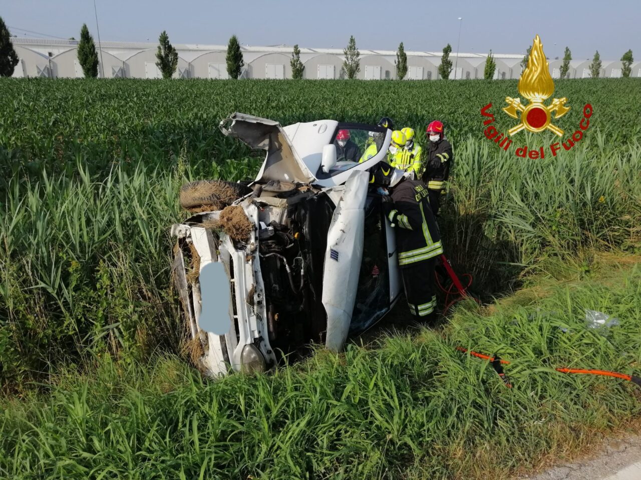 Le immagini dell’auto finita ribaltata in un campo: ferita la 19enne alla guida
