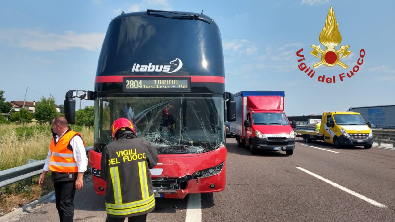 Maxi incidente con un ferito: coinvolte due auto, un camion e un bus