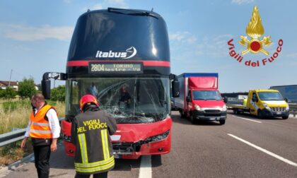 Maxi incidente con un ferito: coinvolte due auto, un camion e un bus