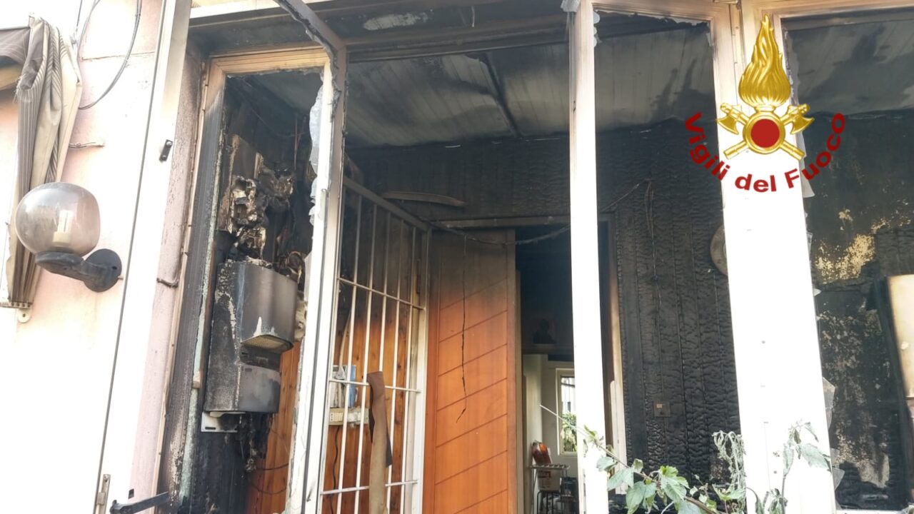 Le fiamme divorano una veranda: cane vivo per miracolo e padrone di casa ustionato
