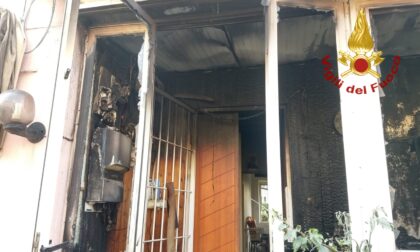 Le fiamme divorano una veranda: cane vivo per miracolo e padrone di casa ustionato