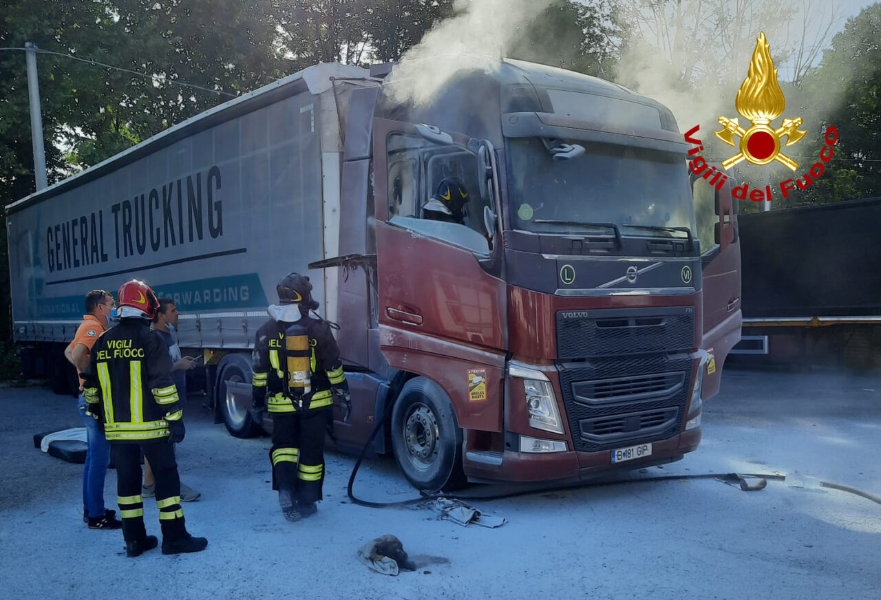 Incendio a Rosà: in fiamme la cabina di un autoarticolato
