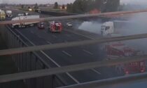 Chiodi sull'asfalto, colpi di kalashnikov e le fiamme: il furgone assaltato lungo l'autostrada è di una ditta vicentina