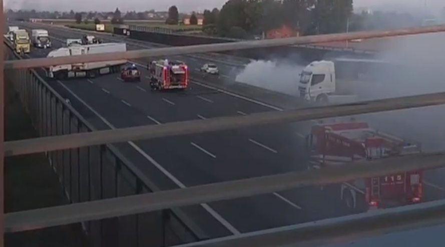 Chiodi sull’asfalto, colpi di kalashnikov e le fiamme: il furgone assaltato lungo l’autostrada è di una ditta vicentina