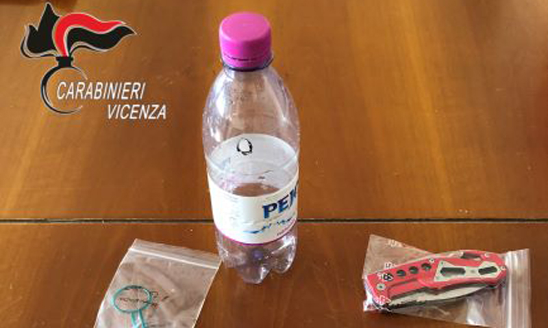 Scoperto mentre inala cocaina da una bottiglia di plastica, in auto c’era anche un coltello serramanico