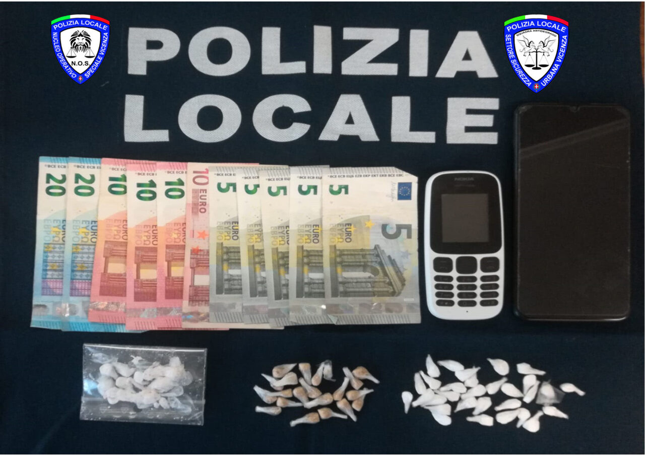 La Polizia locale arresta un pusher con oltre 50 dosi di droga tra eroina e cocaina