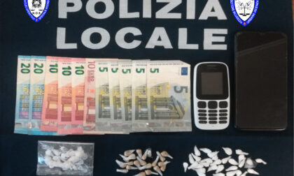 La Polizia locale arresta un pusher con oltre 50 dosi di droga tra eroina e cocaina