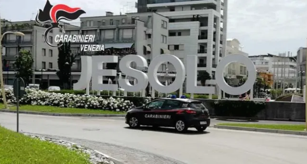 Giovanissimi “eroi” a Jesolo si ribellano ai rapinatori armati e ne fanno arrestare uno