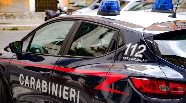 Trascorre la notte nell’autobus, i Carabinieri la invitano a scendere e lei li insulta