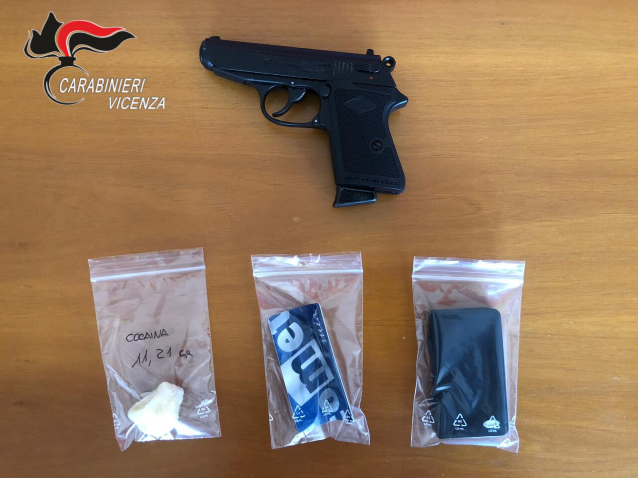 Coca e pistola (giocattolo) in casa: nei guai un 43enne di Bassano