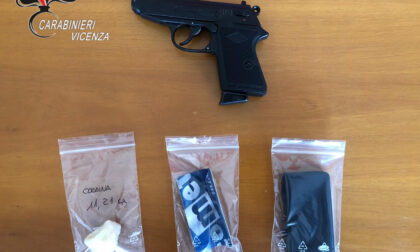 Coca e pistola (giocattolo) in casa: nei guai un 43enne di Bassano