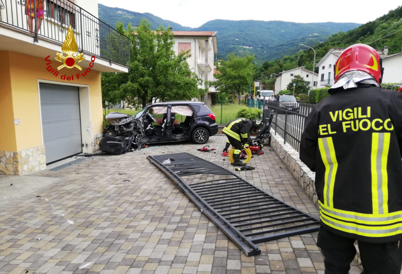 Carambola di auto a Calvene, una finisce nel cortile di una casa