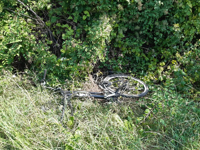 Motociclista si scontra con una bici a Zanè: 80enne sbalzato nel fossato