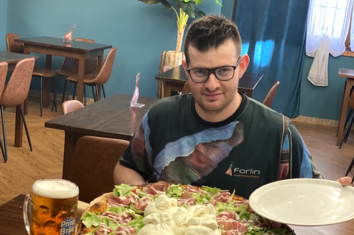 Mangiare 3kg di pizza in venti minuti, sfida benefica a Vicenza