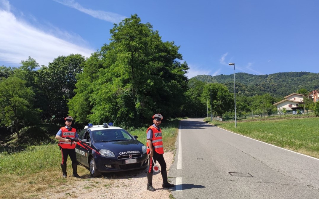 Lascia le chiavi nel quadro dell’auto e il ladro gliela ruba sotto il naso