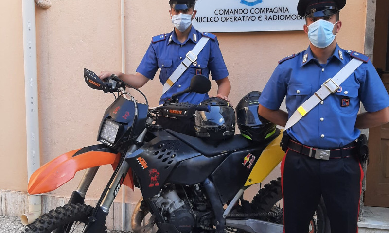 Ruba una moto e pensa di farla franca, ma non fa i conti con le telecamere
