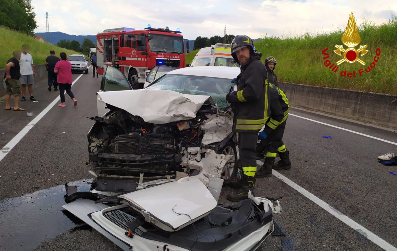 Le immagini del violentissimo frontale tra camion e auto: un giovane ferito