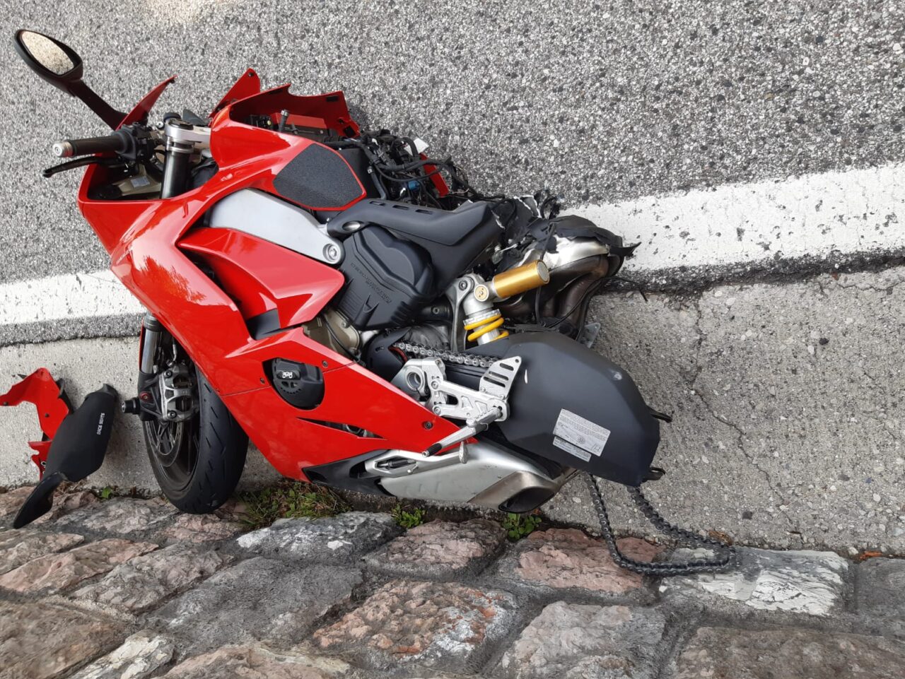 Perde il controllo della moto e si schianta contro il guard rail: 27enne ferito gravemente