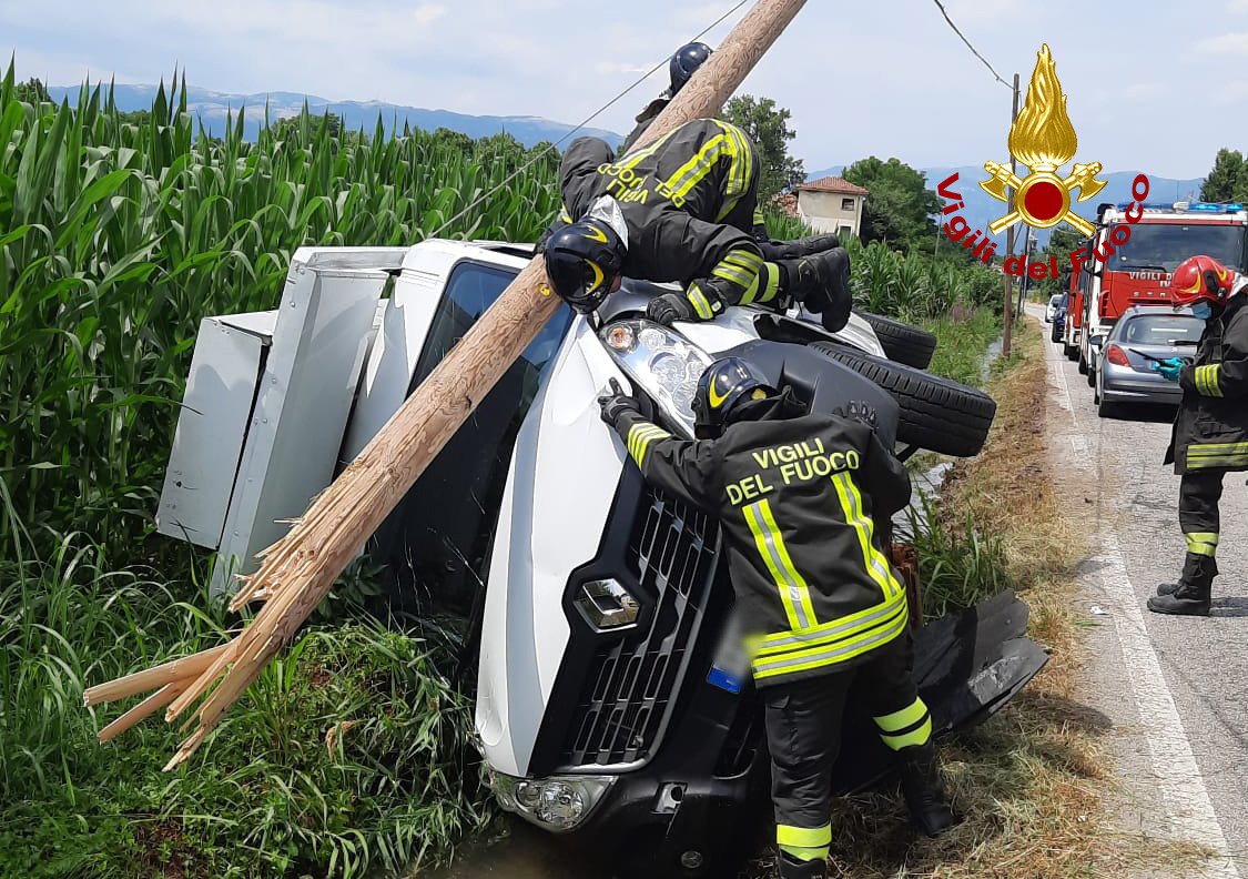 Perde il controllo del furgone a Rosà e abbatte un palo telefonico