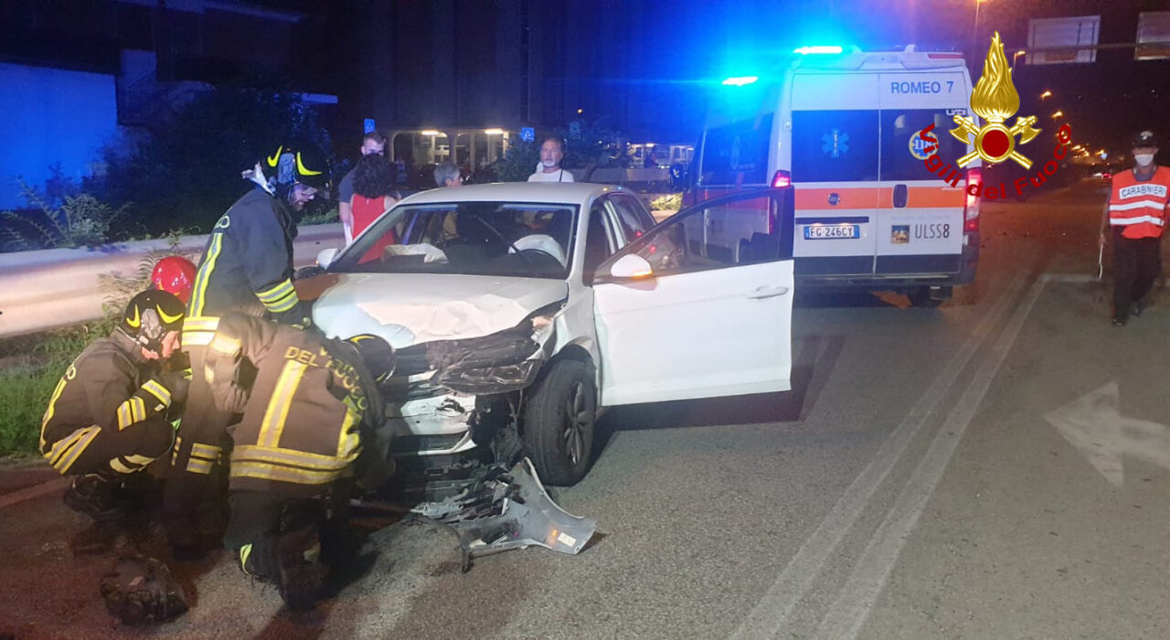 Le immagini dello scontro tra auto a Chiampo, due feriti