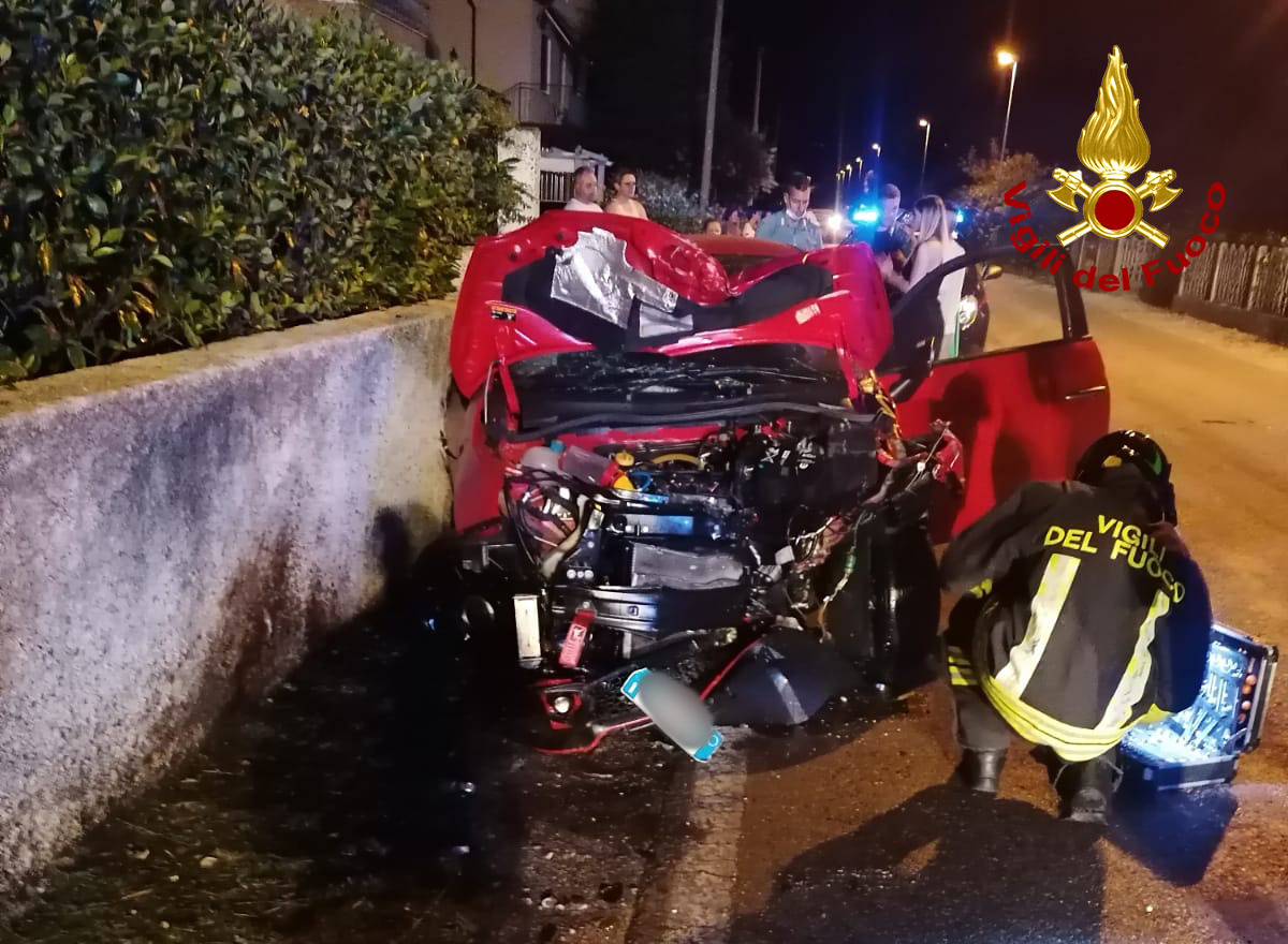 Perde il controllo dell’Abarth e si schianta contro un’abitazione