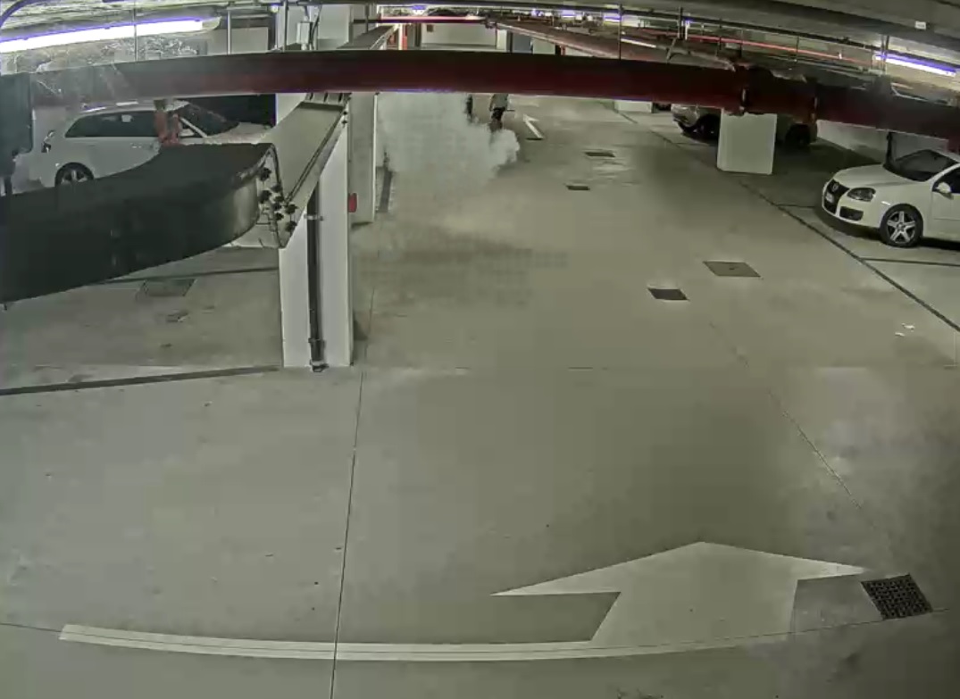 Minorenni svuotano un estintore nel parcheggio Nova Thiene e piegano una targa