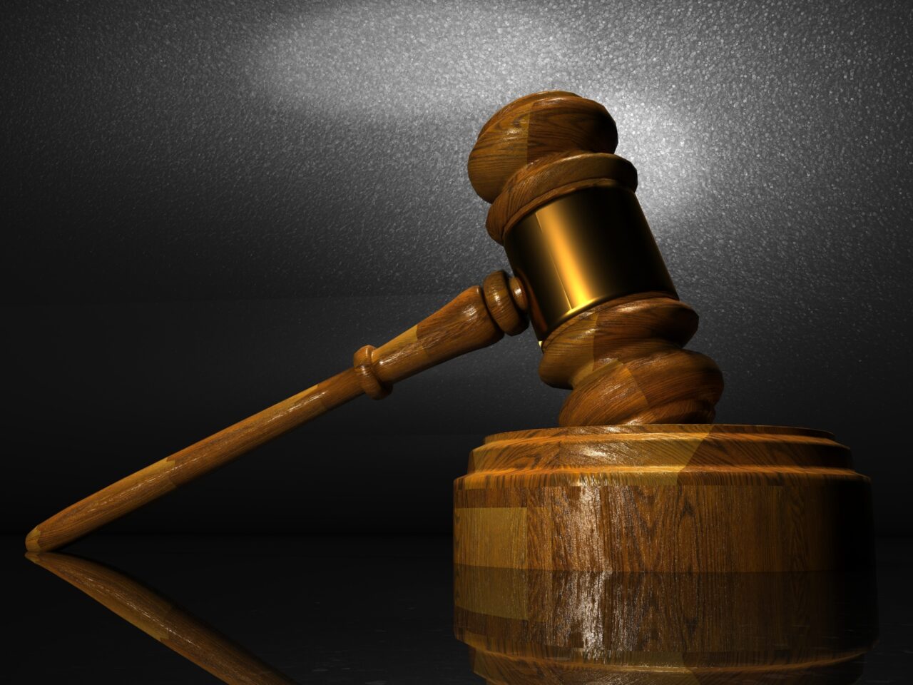 Tre anni di processo per aver rubato patatine in un bar: il giudice proscioglie la ladra dalle accuse