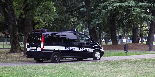 Quattro “maranza” senza neanche i soldi per le sigarette aggrediscono e rapinano un povero corriere