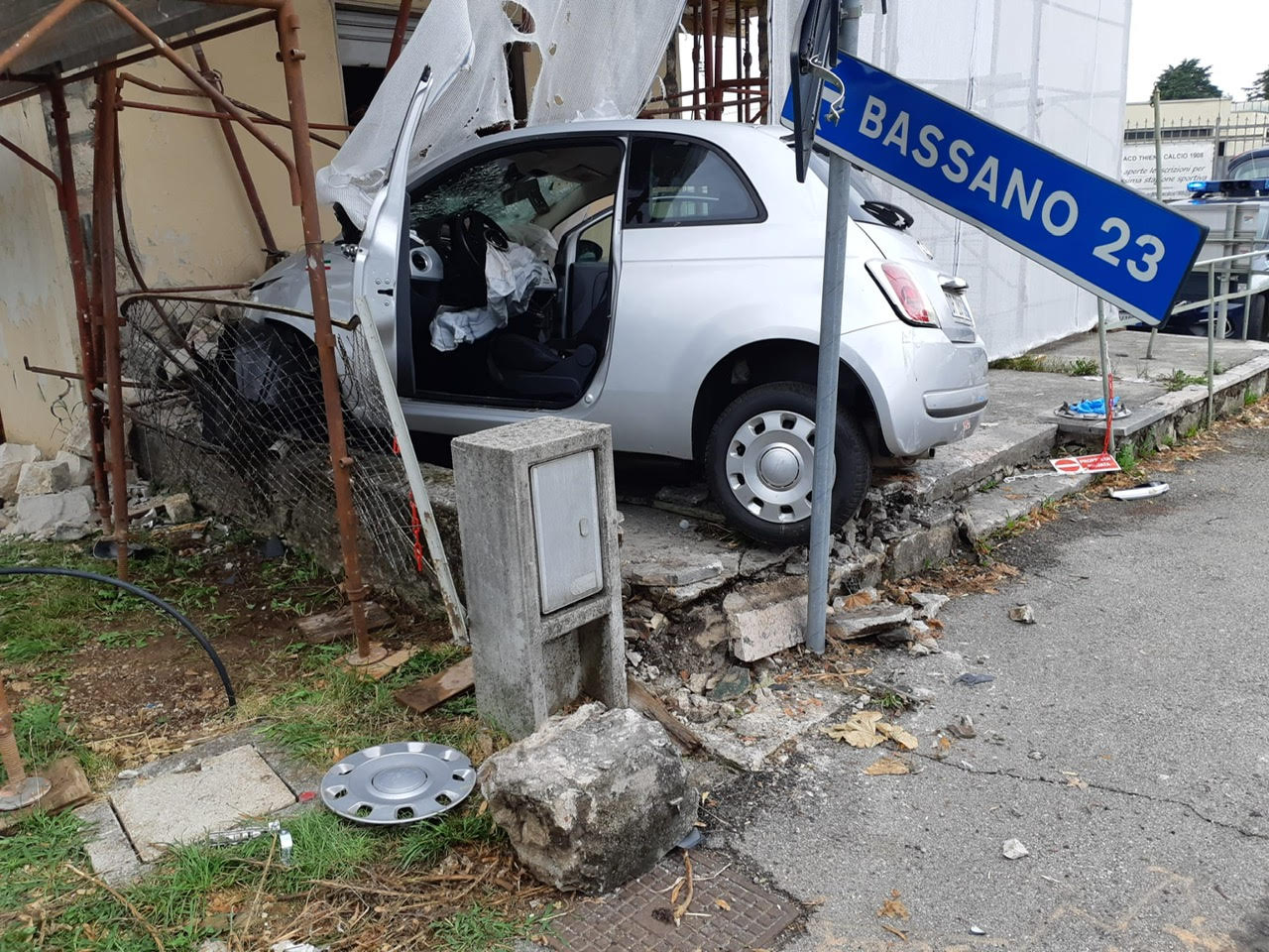 Malore alla guida, anziano sfonda impalcatura a Thiene