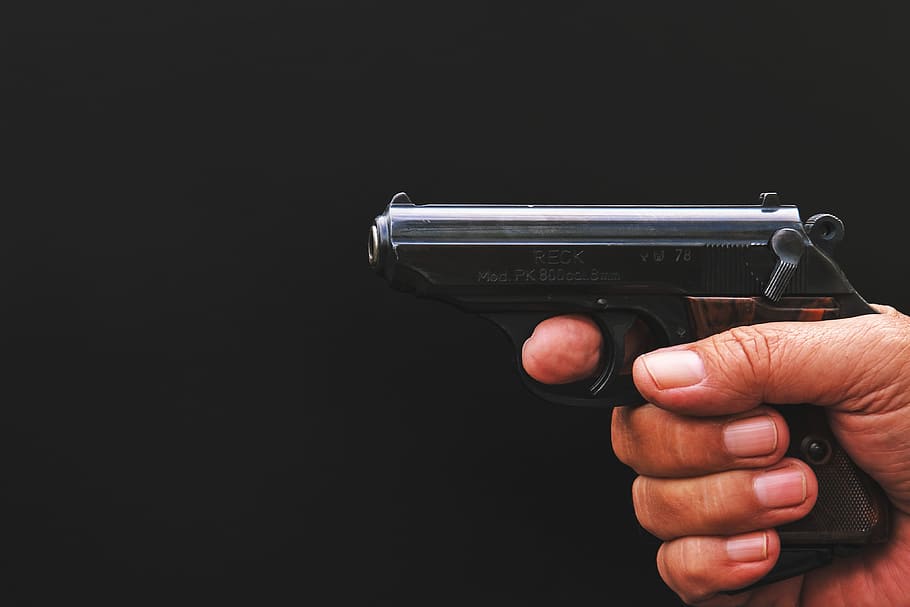 Lite domestica, il padre minaccia il figlio con una pistola