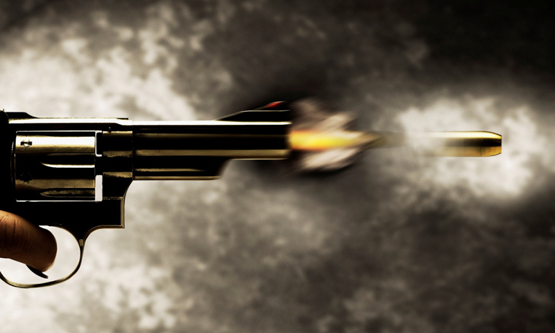 I ragazzini fanno chiasso e lui li minaccia con una pistola