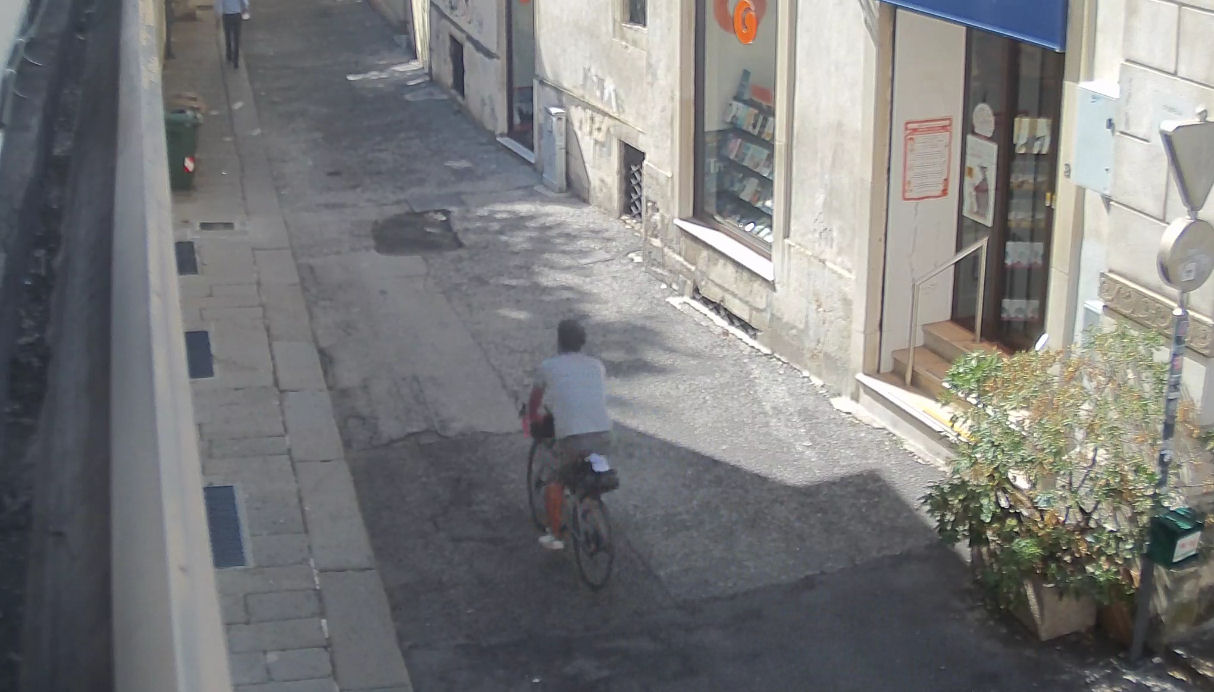 Ruba la bici con due borse a una coppia di turisti: ladro rintracciato in meno di un’ora