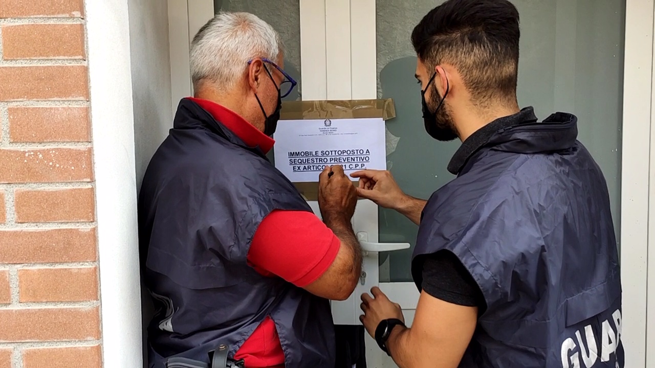 Evasione fiscale: sequestro preventivo per oltre 420mila euro nei confronti di 5 imprese