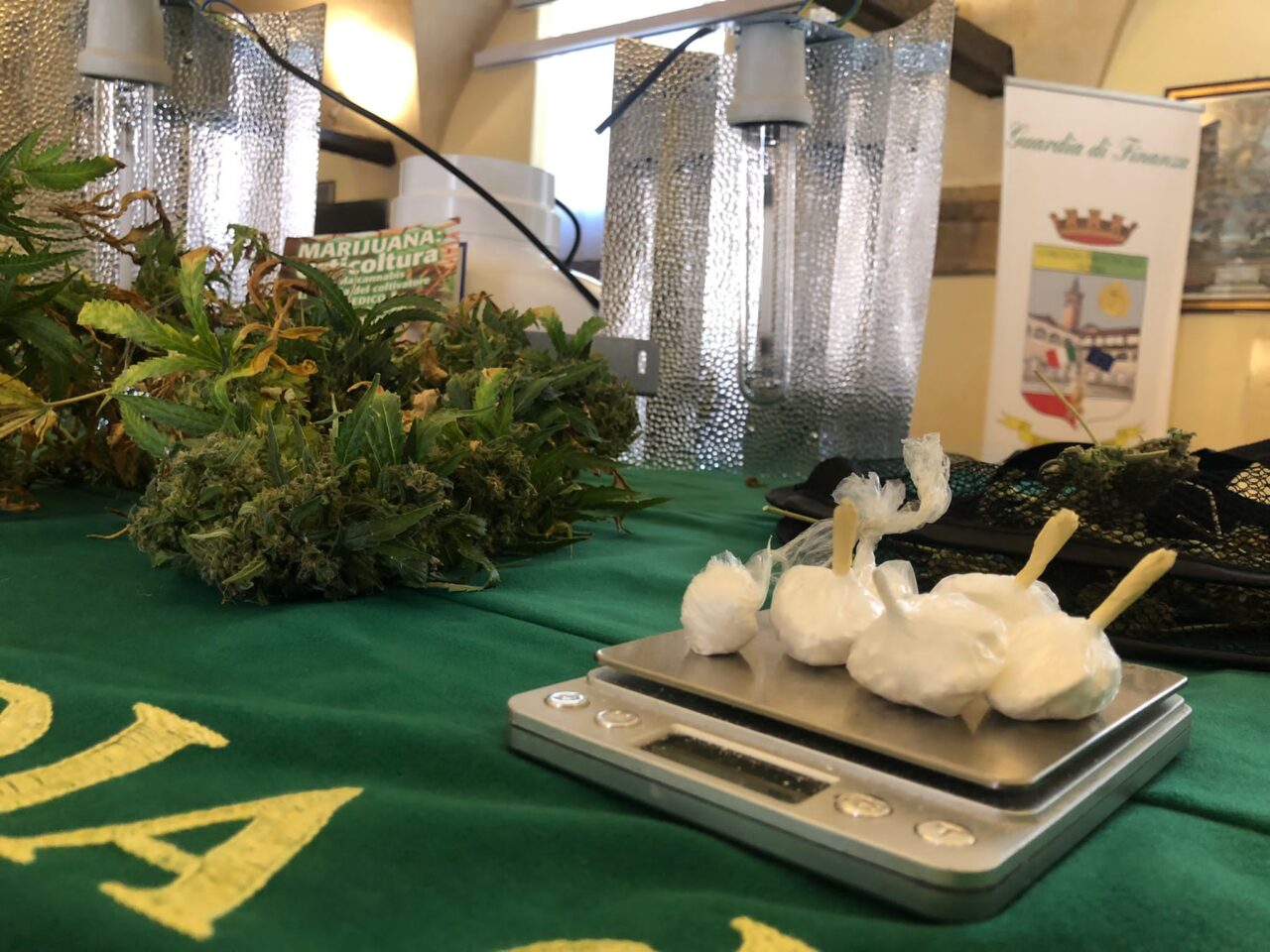 Aveva trasformato casa in un laboratorio della droga con tanto di “camera serra”