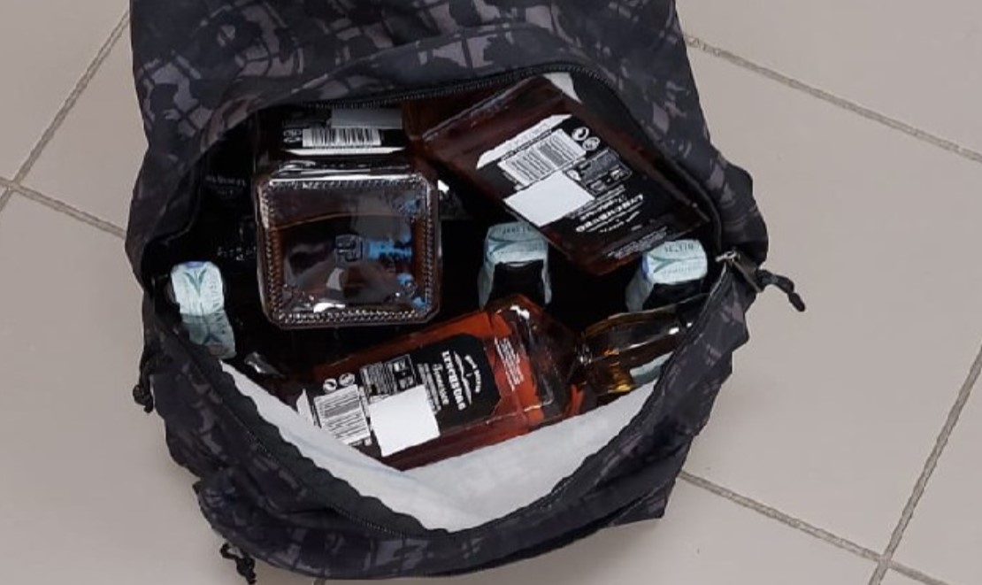 Ladro di whisky goffo si fa beccare con le mani nel sacco