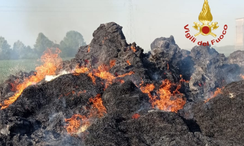 Le immagini del rogo di 700 quintali di foraggio