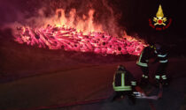 Le impressionanti foto della catasta di legna bruciata a Rotzo: non si esclude il dolo